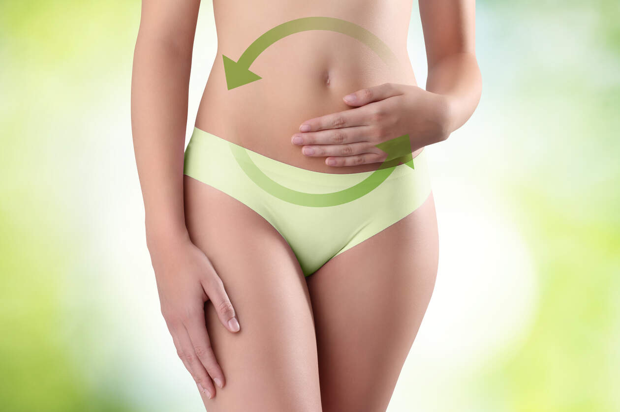 Frau fasst sich mit der Hand an den Bauch. Auf dem Bauch ist ein Kreislauf