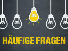 Text: Häufige Fragen, Glühbirnen als Illustration über dem Schriftzug