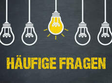 Schriftzug: Häufige Fragen, oben 5 Glühbirnen als Illustration